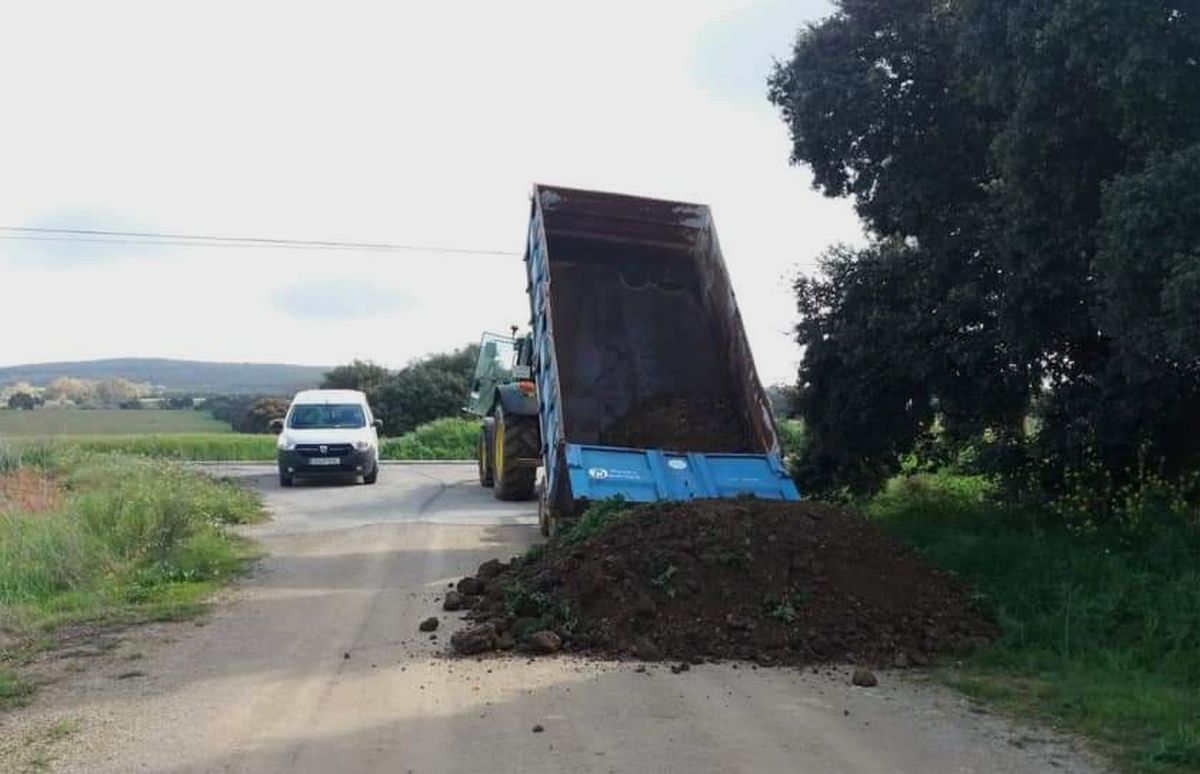 Un camión vierte tierra sobre uno de los caminos rurales de Setenil. 