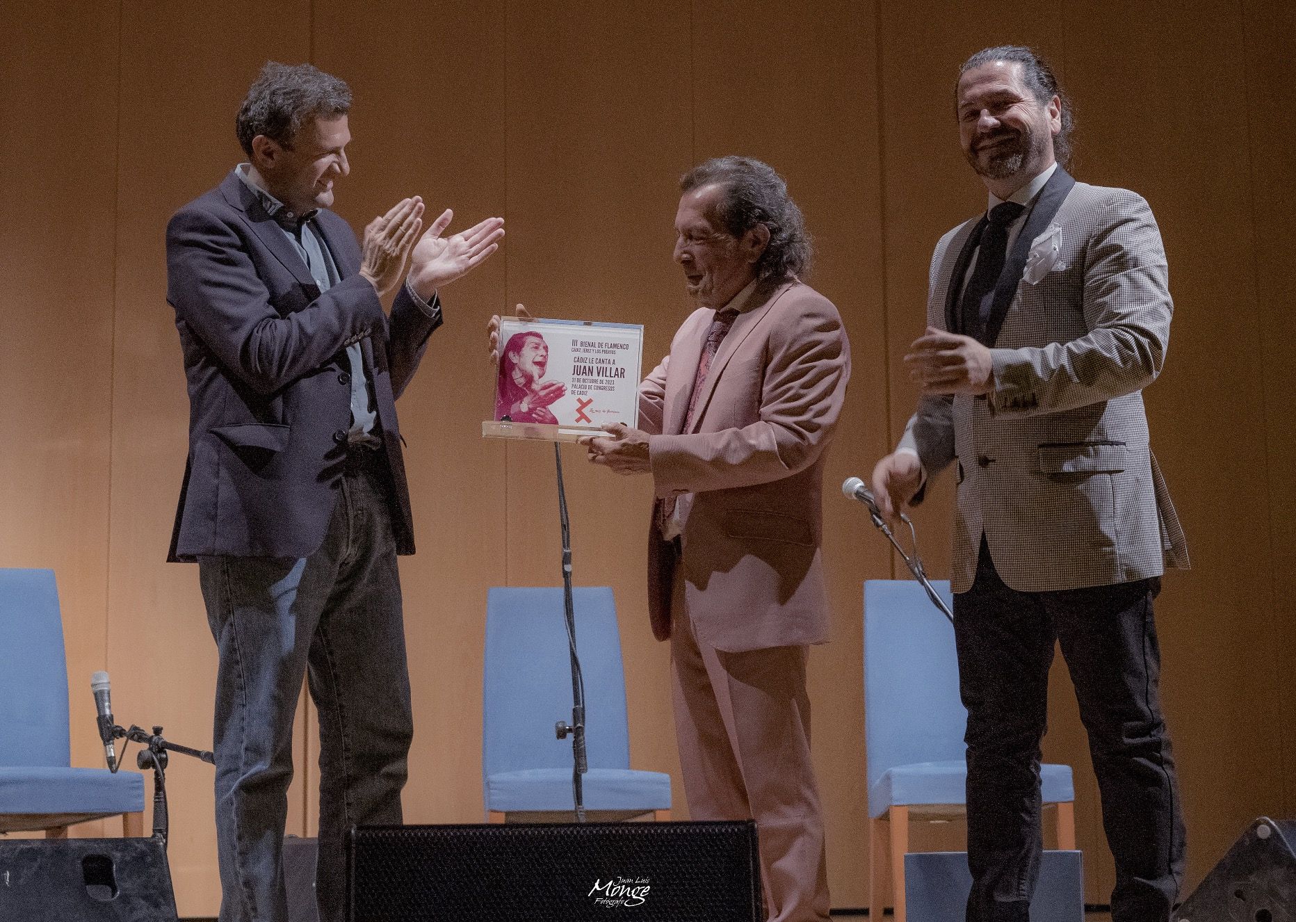 Juanito Villar recoge una placa de recuerdo del homenaje de manos del alcalde de Cádiz, Bruno García, y del director de la Bienal de Flamenco de Cádiz, Jerez y Los Puertos, Mario González