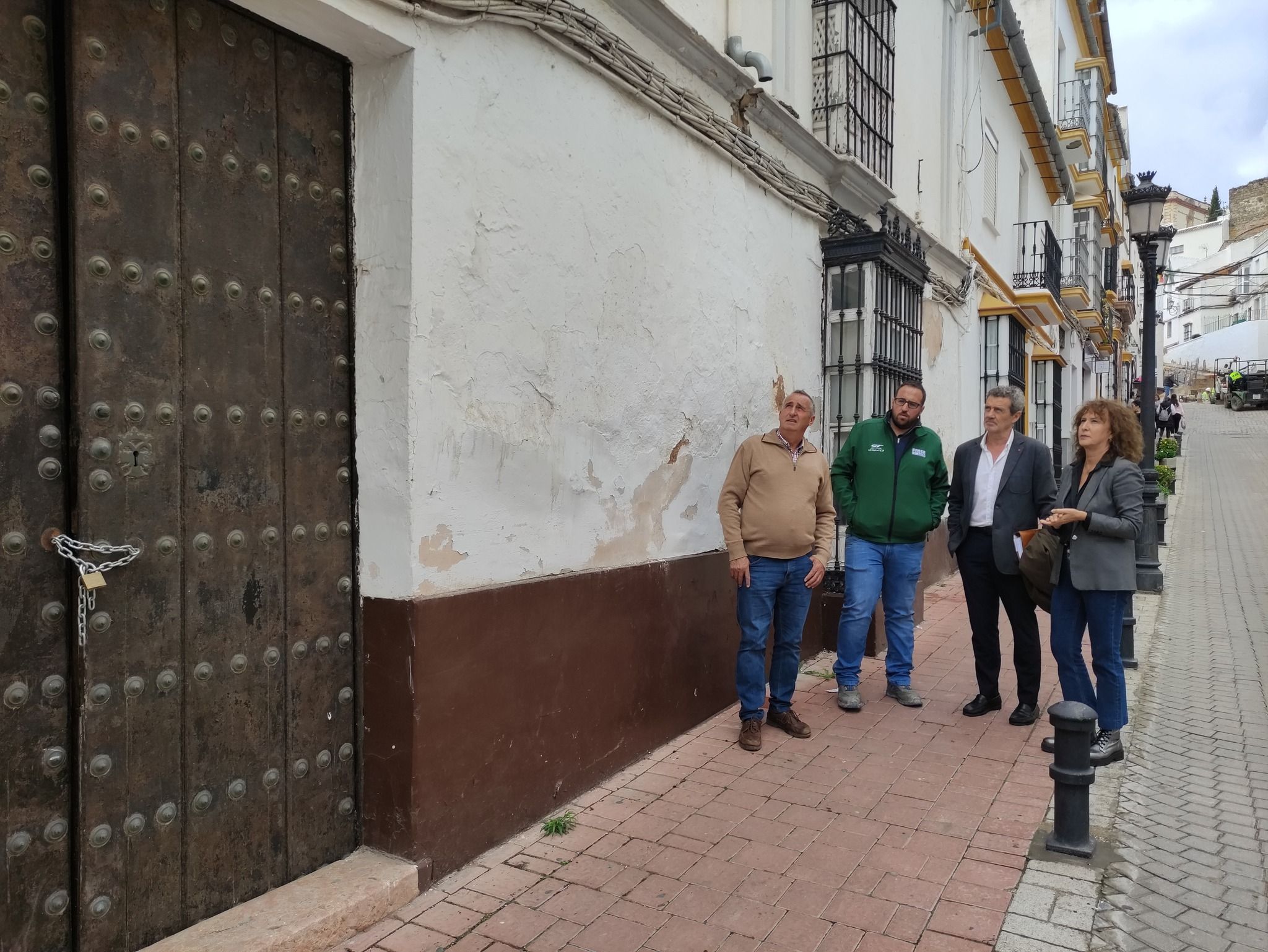 La alcaldesa de Olvera, Remedios Palma, visita con los técnicos una histórica casa señorial a recuperar.