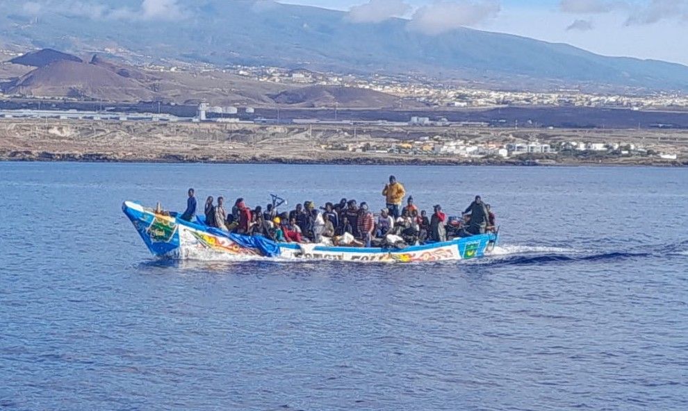 Migrantes llegando en patera a Canarias.
