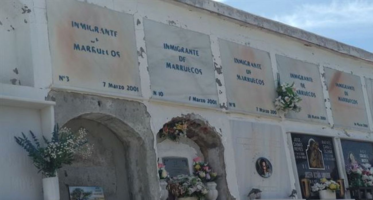 Una imagen de archivo de nichos en el cementerio de Tarifa.