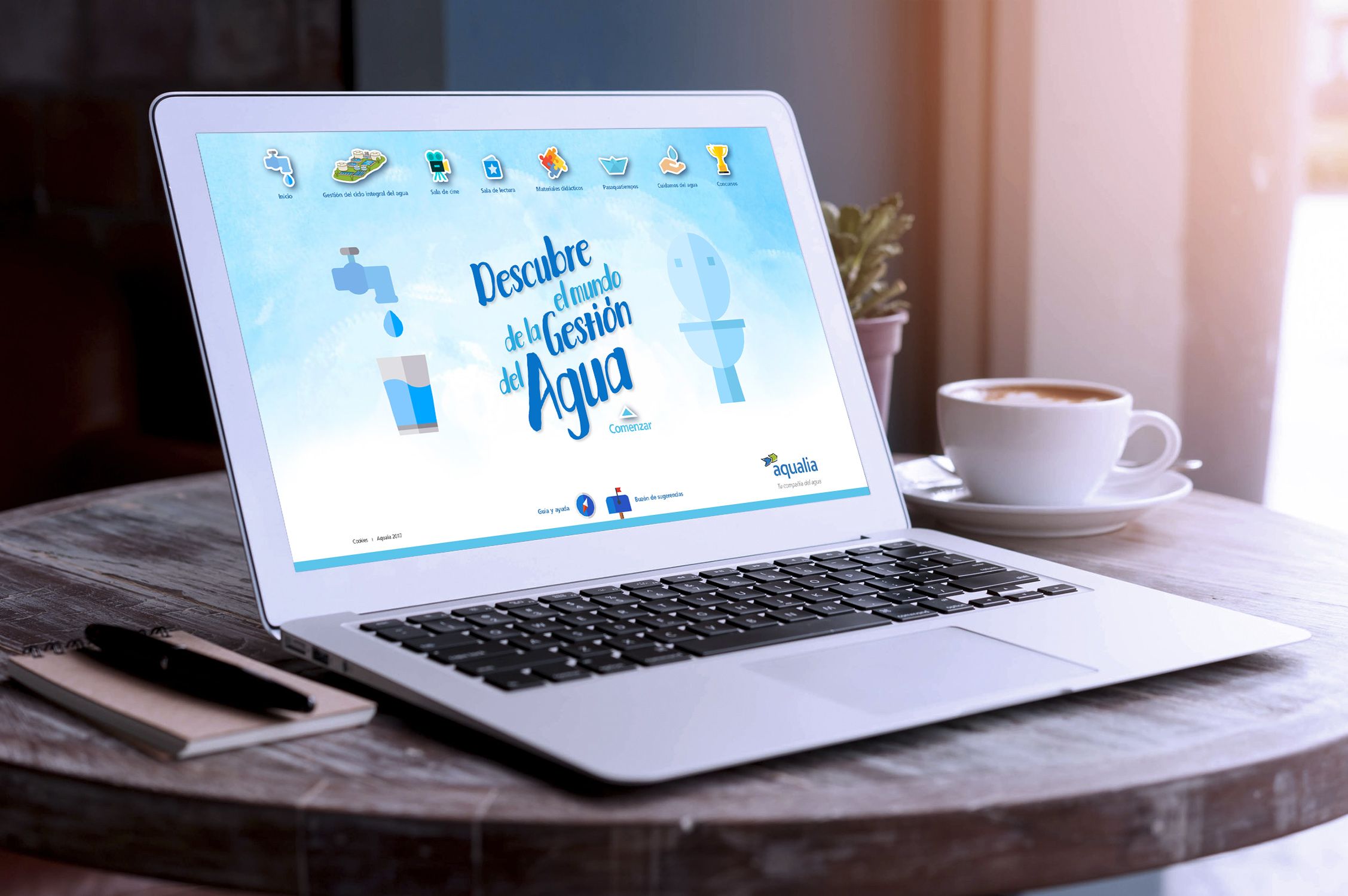 Un portátil, con la web de Aqualia.