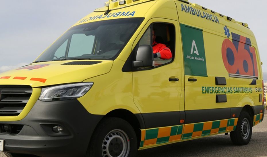 Una ambulancia del 112 en Andalucía, que recibió el aviso de la caída de un hombre desde nueve metros.