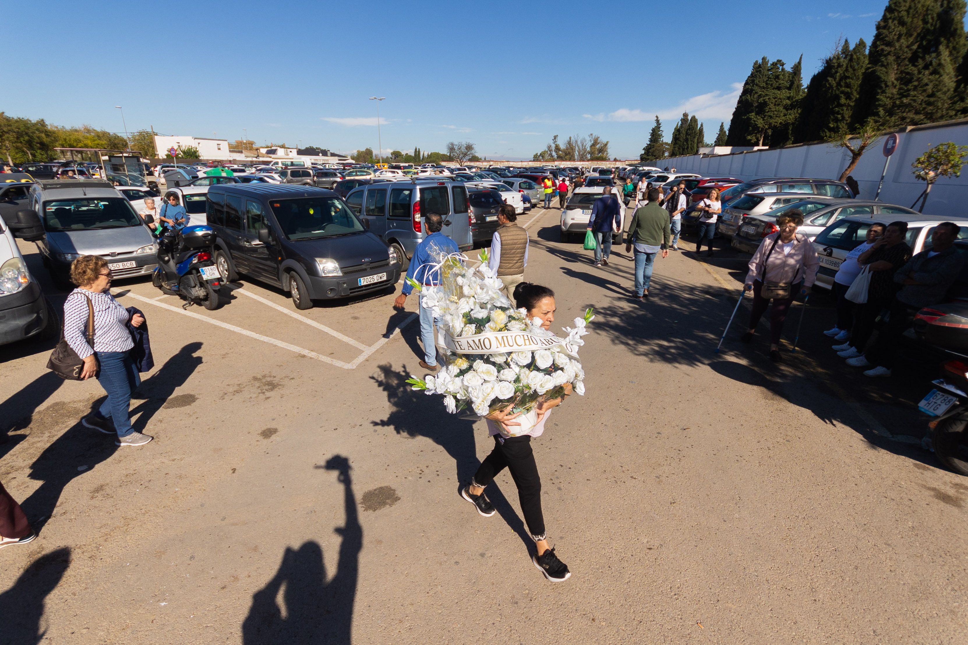 El exterior del cementerio en la zona de aparcamiento.
