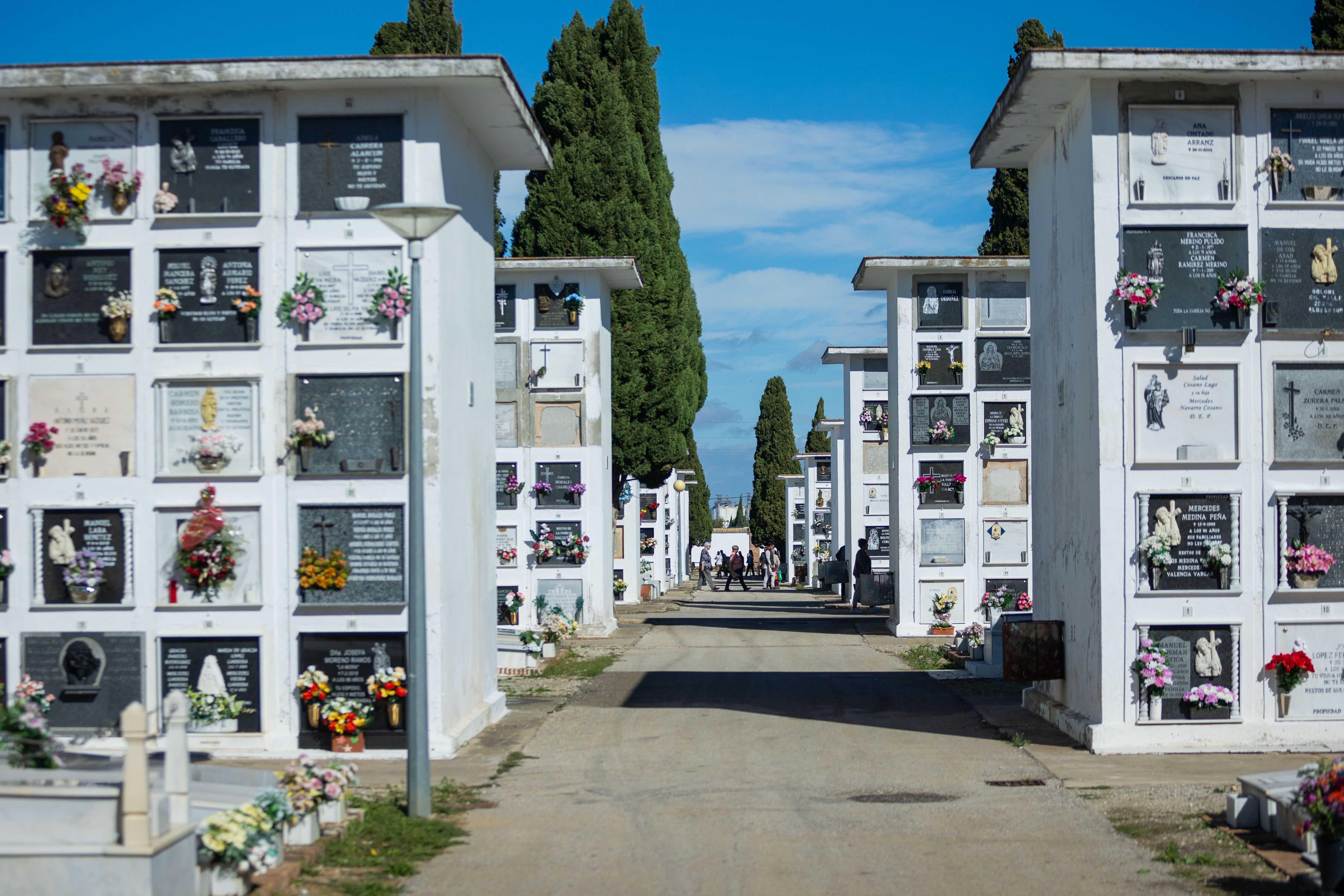 Imagen del cementerio en el Día de Todos los Santos. Andalucía lidera el ranking de renuncias a herencias.