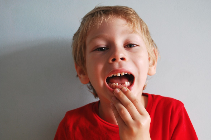 Un niño, con dientes caídos, en una imagen de archivo.