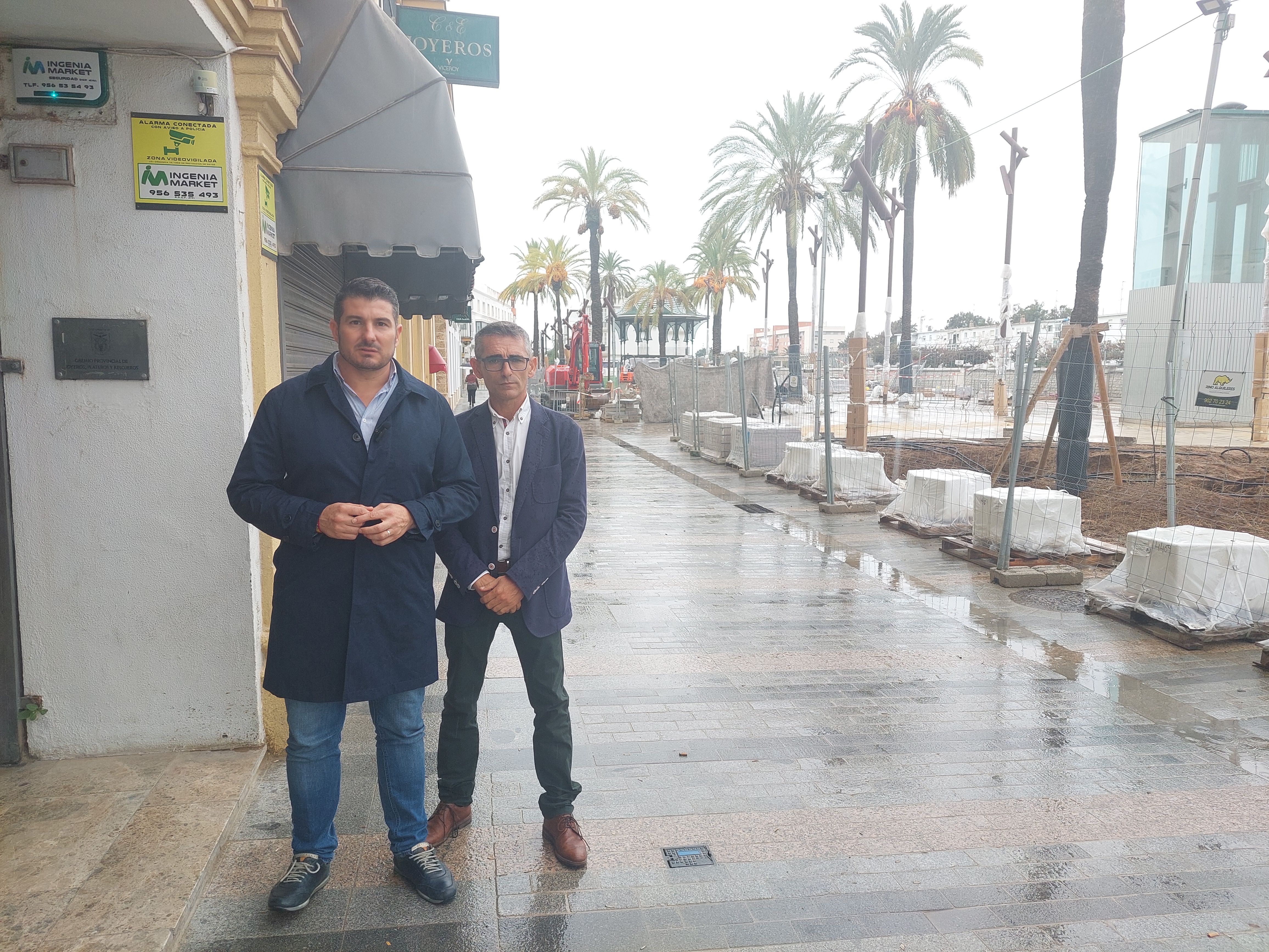 Manuel Vela y Francisco Palmero en la Alameda del Río, en Chiclana, este pasado 1 de noviembre.