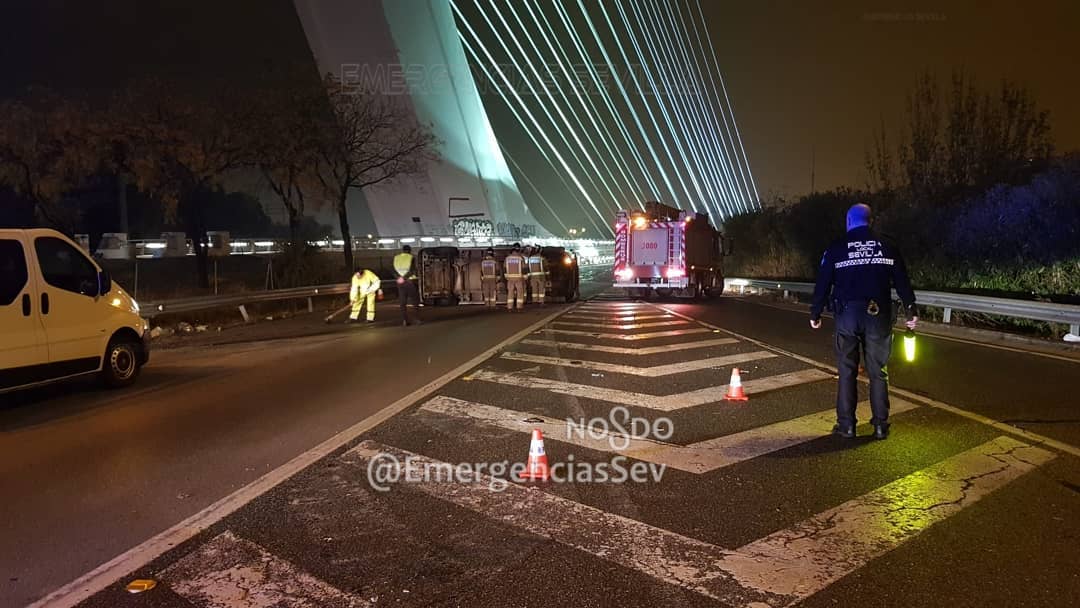 Imagen de archivo de un accidente en el puente del Alamillo, en Sevilla, zona donde se ha producido el siniestro mortal esta pasada madrugada.