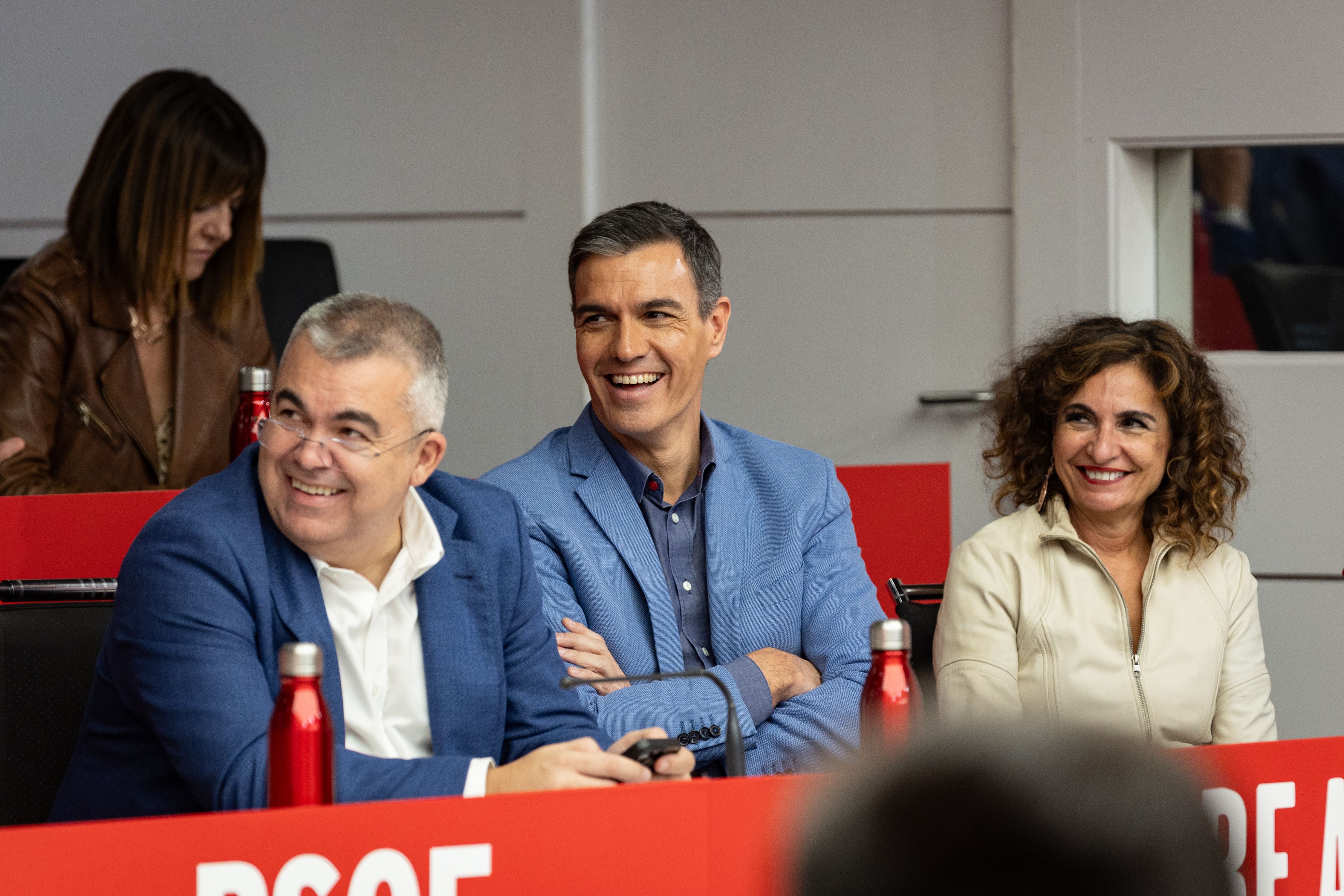 Pedro Sánchez, junto a Santos Cerdán y María Jesús Montero, una de las voces andaluzas del Gobierno.