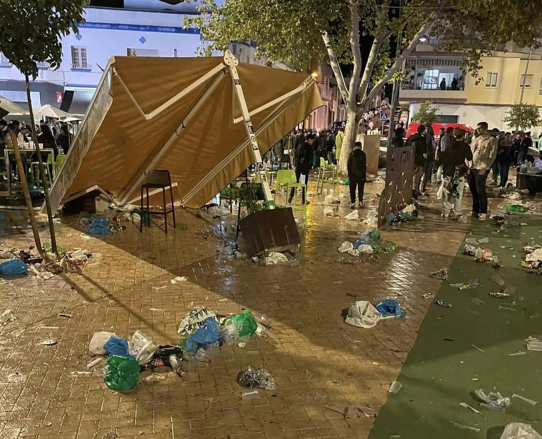 Un toldo de una churrería fue destrozado por ultras radicales del Betis.   COPE ALMENDRALEJO