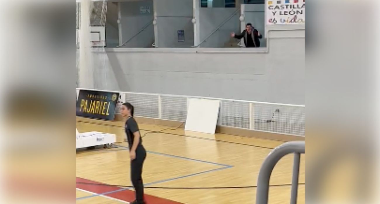 Un aficionado lanza insultos machistas desde un lateral a la árbitra Paula Lema.