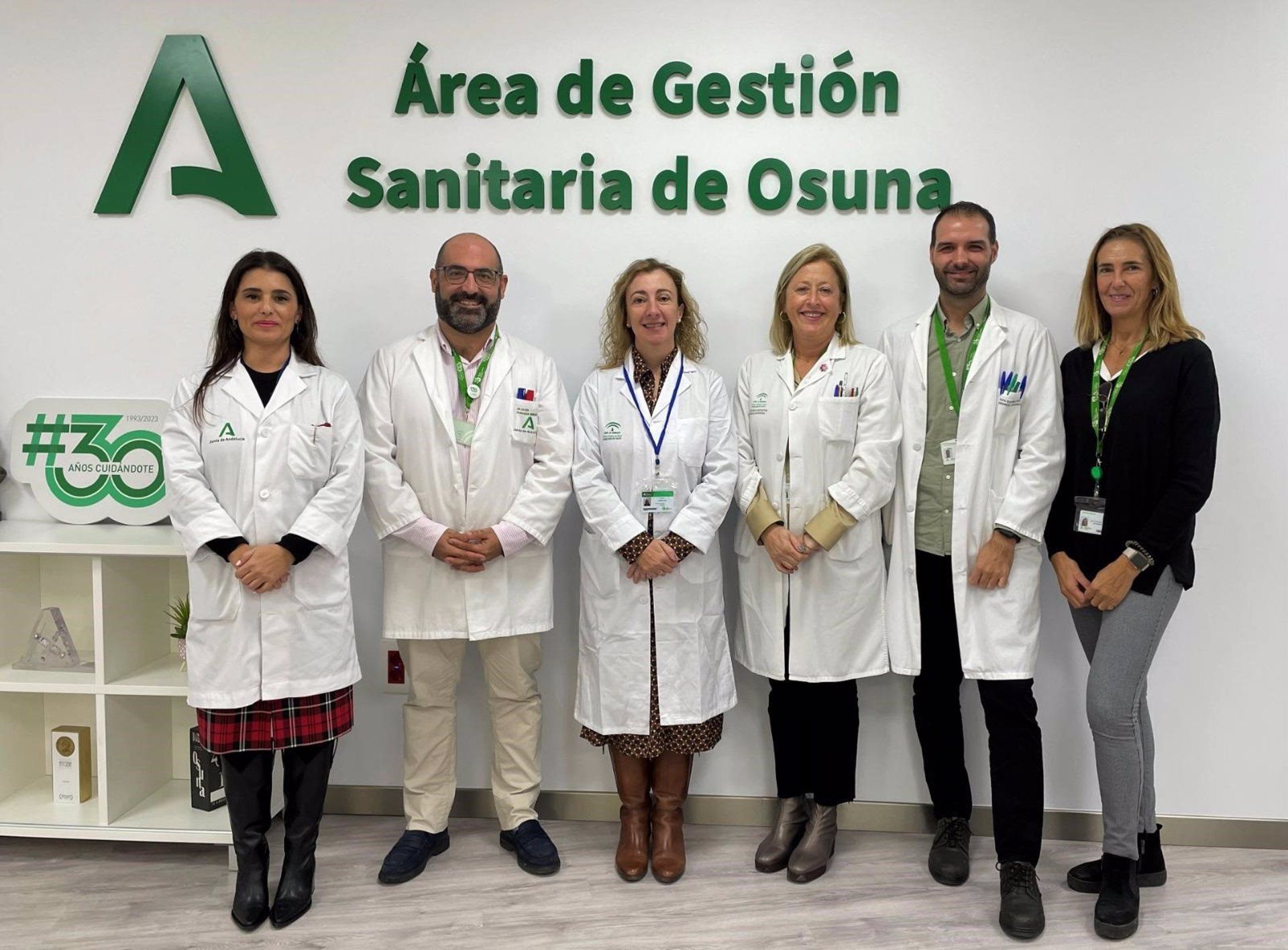 María Belén Lozano León, en el centro de la imagen acompañada por el equipo del Área de Gestión Sanitaria de Osuna.
