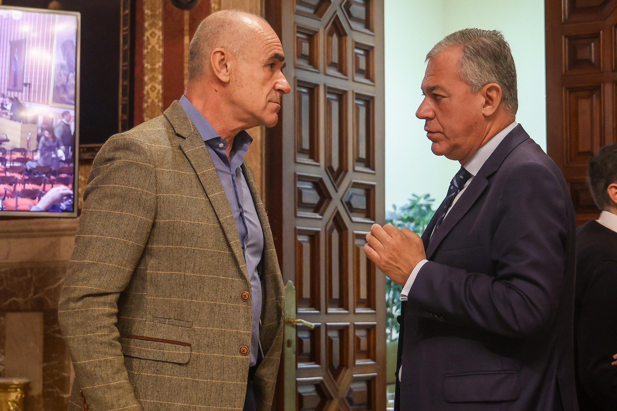 El alcalde de Sevilla, José Luis Sanz, con Antonio Muñoz, líder del PSOE y exregidor de la ciudad.