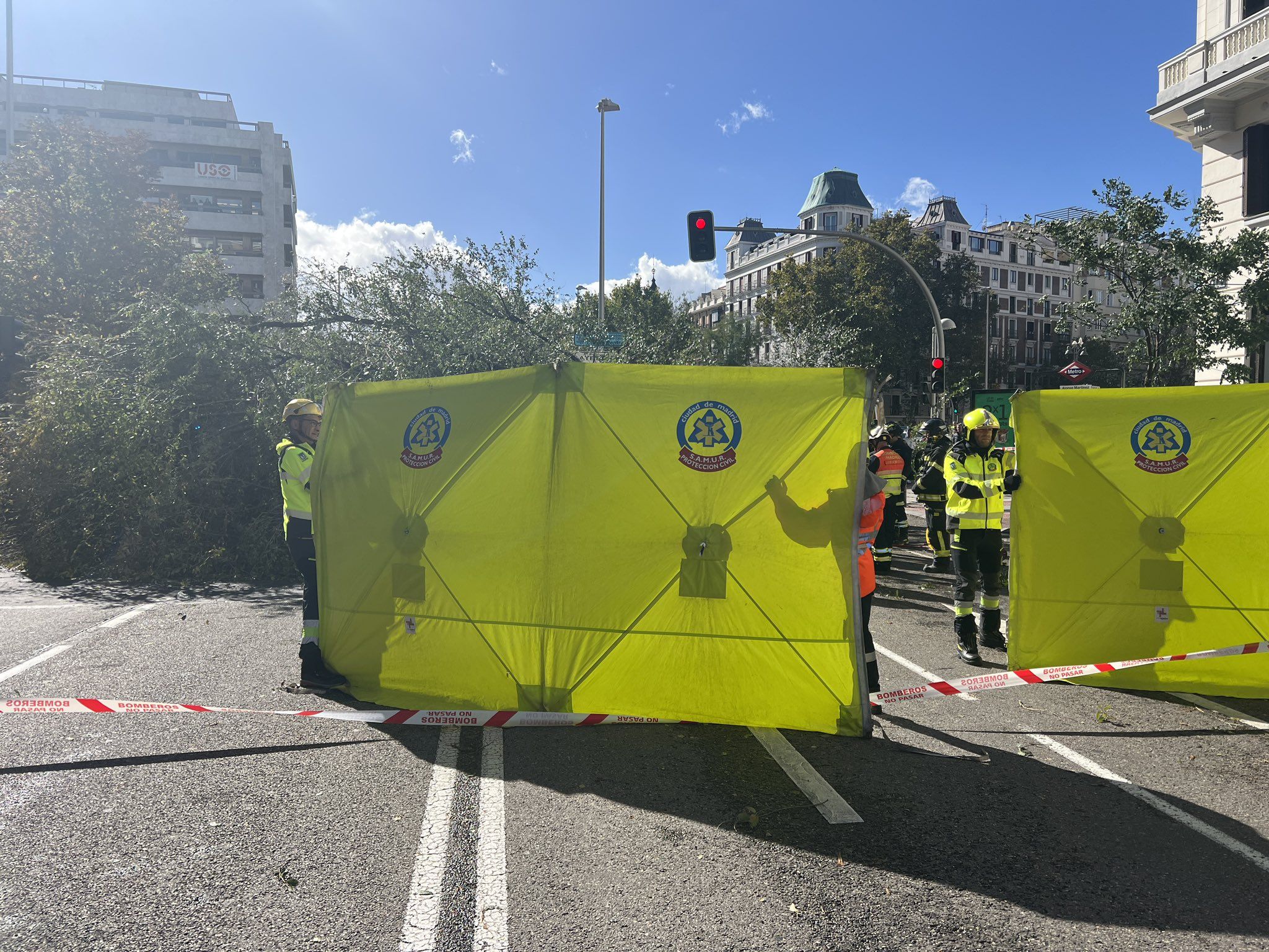 La caída de un árbol mata a una joven de 23 años y deja otros cinco heridos en Madrid.