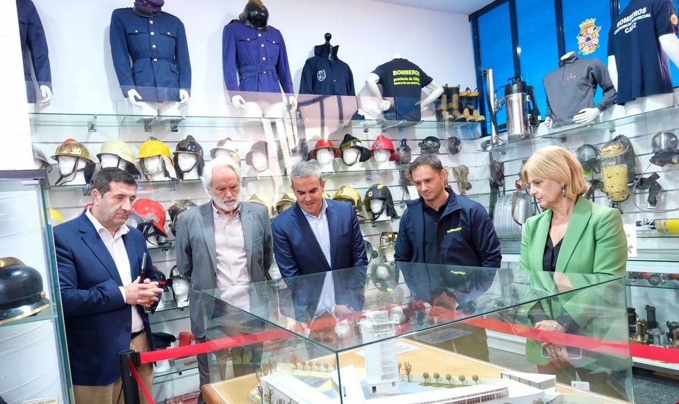 La alcaldesa de Jerez, María José García-Pelayo, y José Ortiz, presidente del Consorcio de Bomberos, con Agustín Muñoz y José Ignacio Martínez, en el parque jerezano.