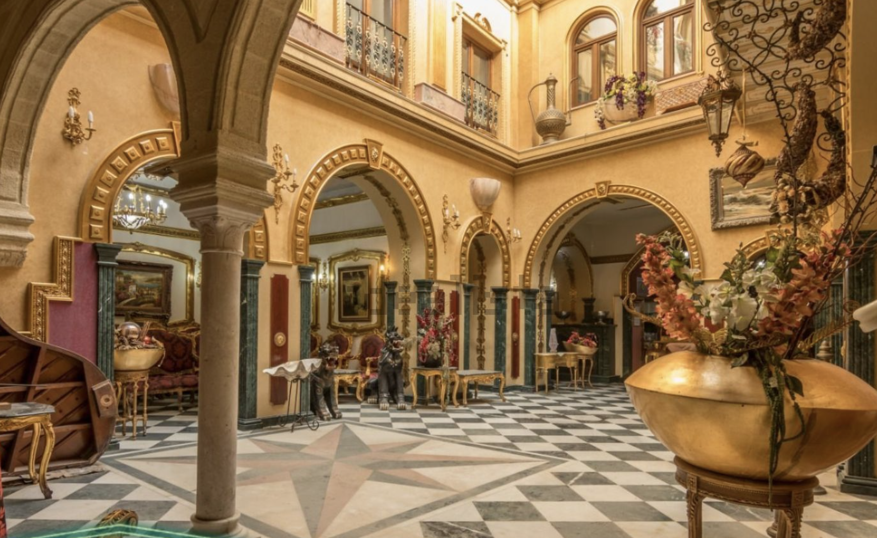 Increíble casa-museo con 200 años a la venta en Jerez: casi 1.000 metros, piano-bar y terraza árabe.