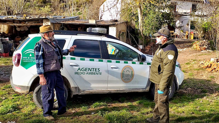 Juan, con un agente de Medio Ambiente de la Junta.