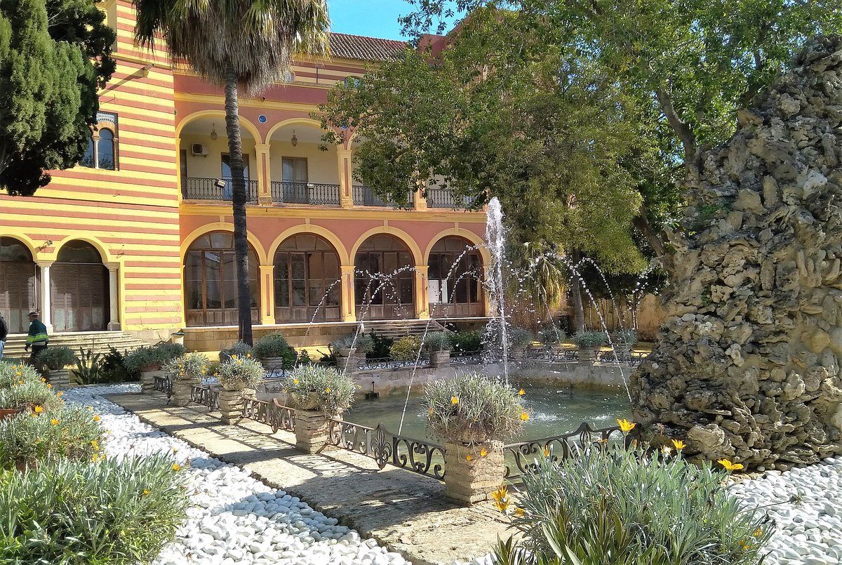 Sanlúcar recuperará la antigua Biblioteca y la Casa del Guarda, cuyo coste es de más de 900.000 euros. En la imagen, el palacio municipal.