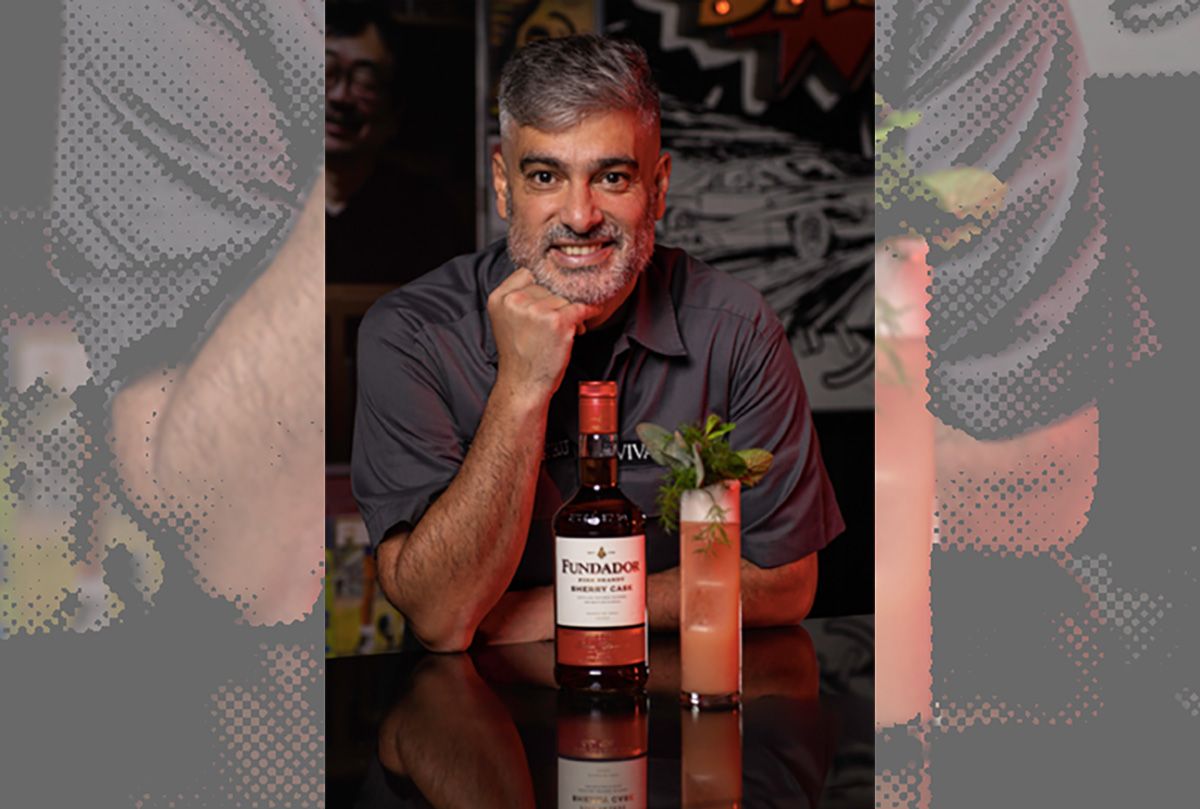 Diego Cabrera ante una de sus creaciones con brandy Fundador.