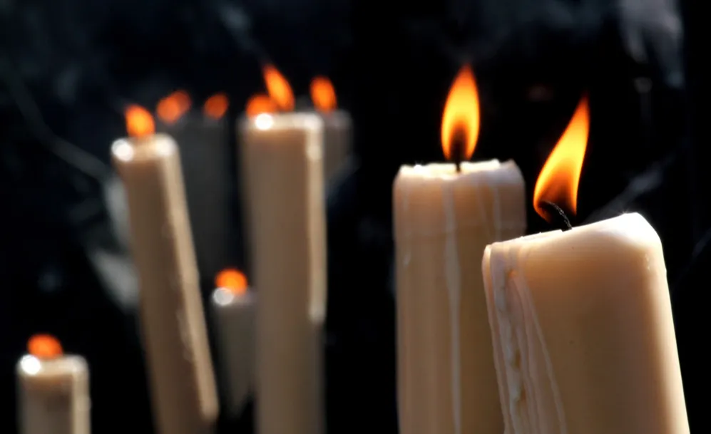 Cirios de nazarenos encendidos.