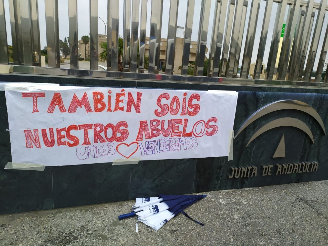 Los abuelos de Alcalá del Valle están en la residencia del Tiempo Libre de La Línea, donde vecinos han dejado estos mensajes. 