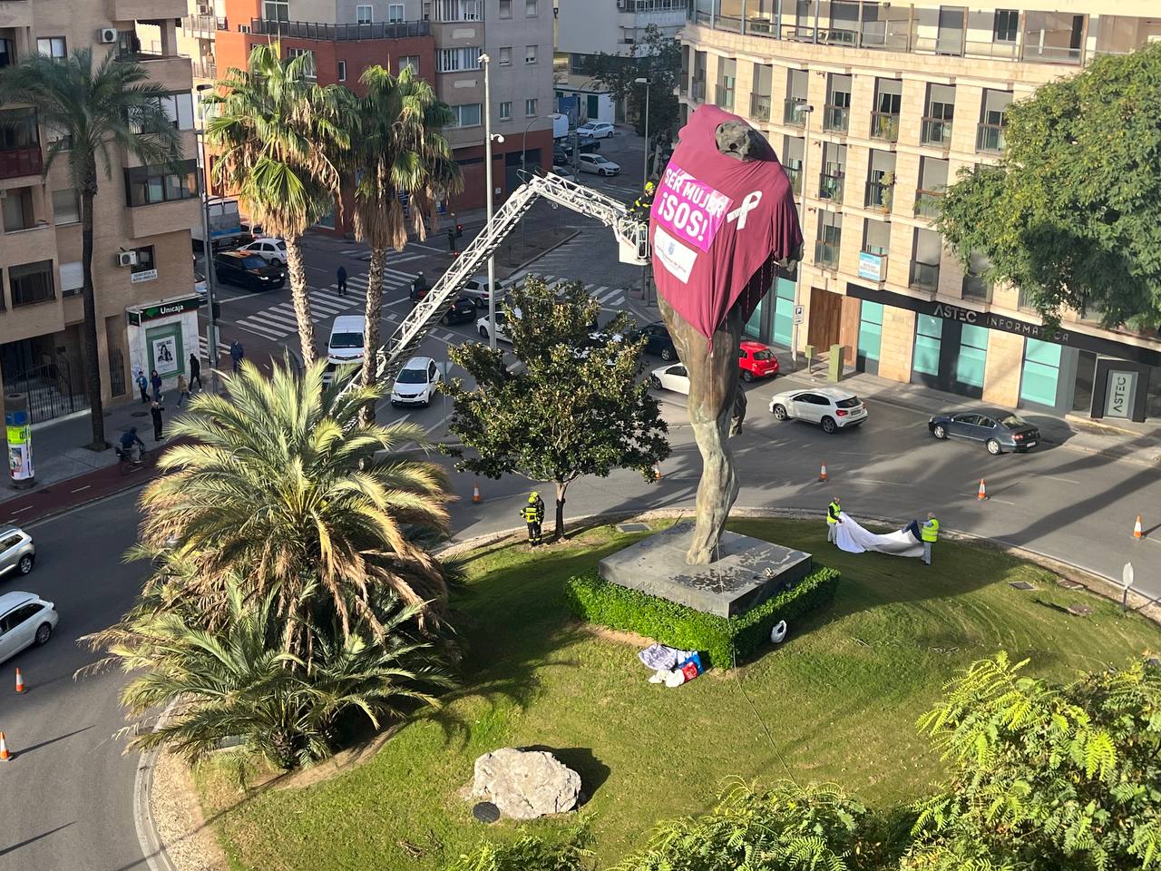 Colocación de la camiseta morada por el 25N en la rotonda del Minotauro en Jerez.