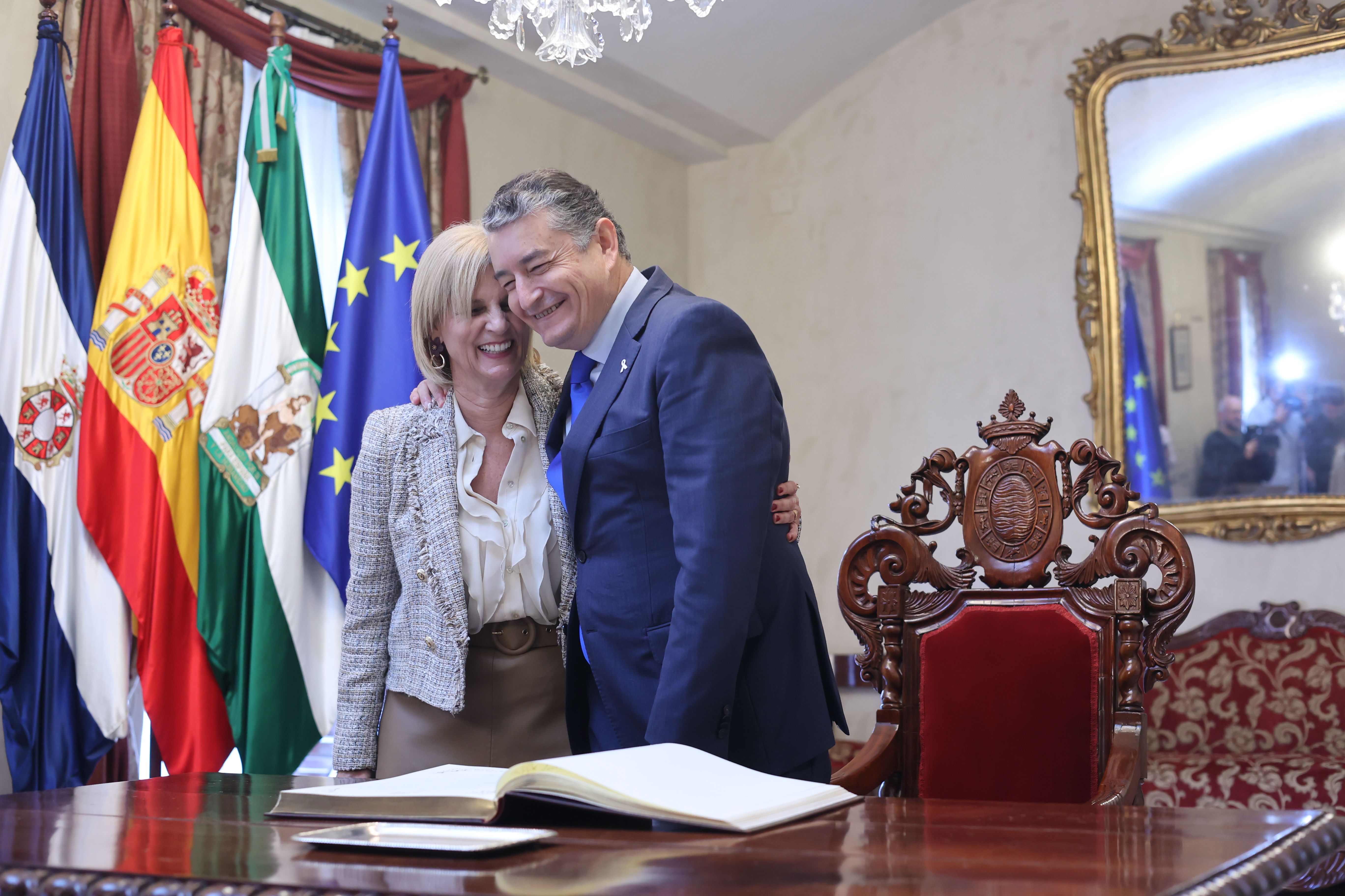 La alcaldesa de Jerez, María José García-Pelayo, y Antonio Sanz, consejero de Presidencia de la Junta, este viernes en el Ayuntamiento.