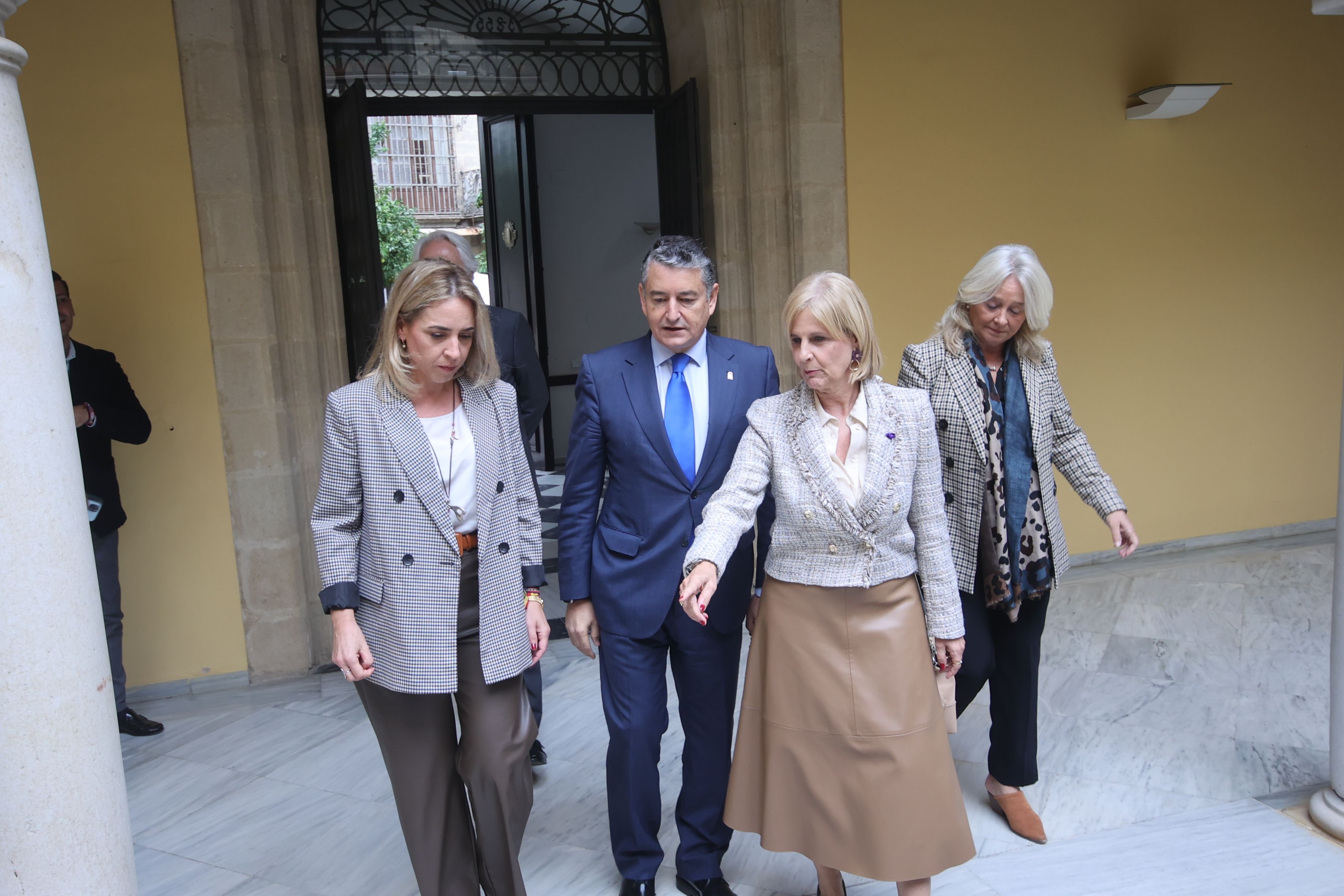 La alcaldesa María José García-Pelayo y el consejero de Presidencia, Antonio Sanz, con la presidenta de Diputación, Almudena Martínez.