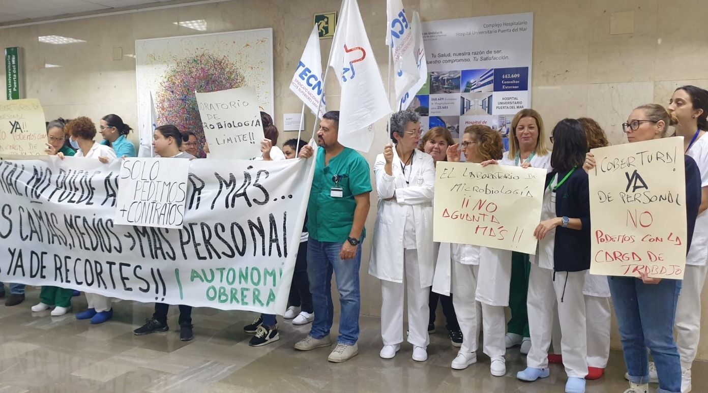 Concentración de Técnicos Superiores Sanitarios en el Puerta del Mar de Cádiz.