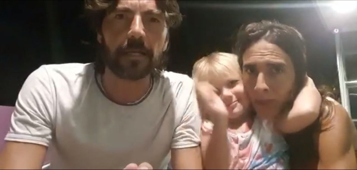 La pareja, en una imagen del vídeo en el que piden su regreso a España.