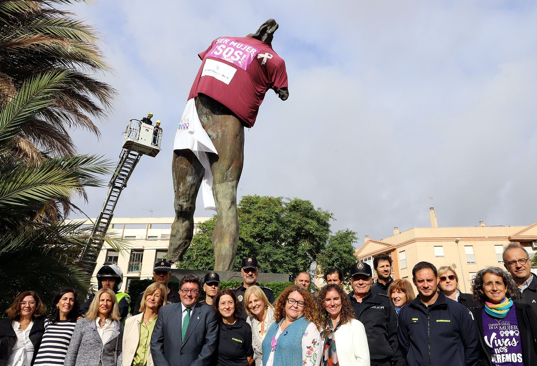 El gobierno local de Jerez, con bomberos y miembros del Consejo Local de la Mujer.