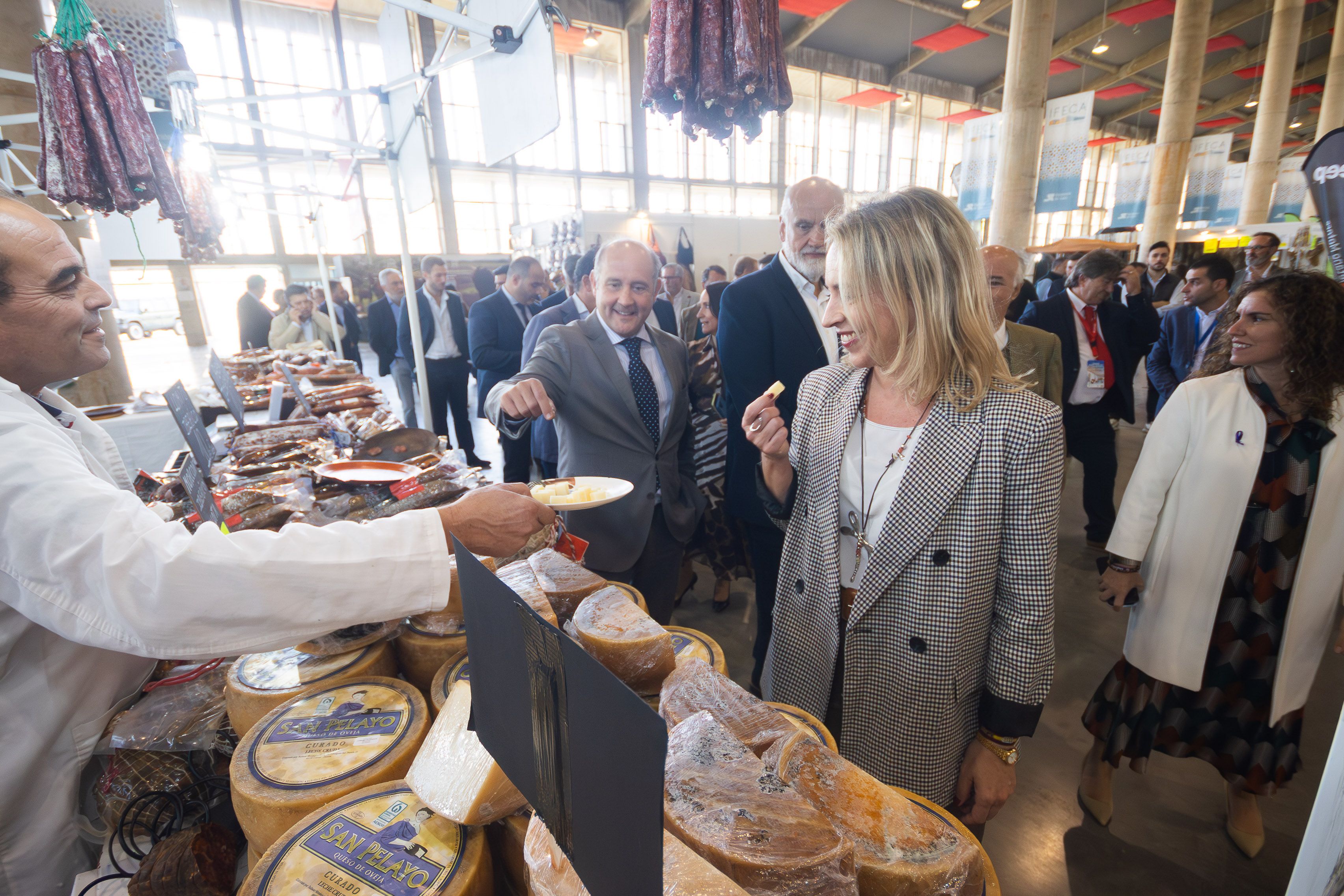 Almudena Martínez prueba los productos del serctor primario.