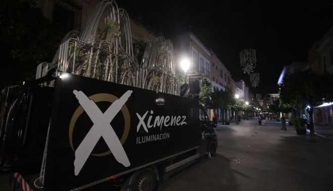 La empresa encargada de la instalación del alumbrado ha comenzado el montaje en la calle Larga.