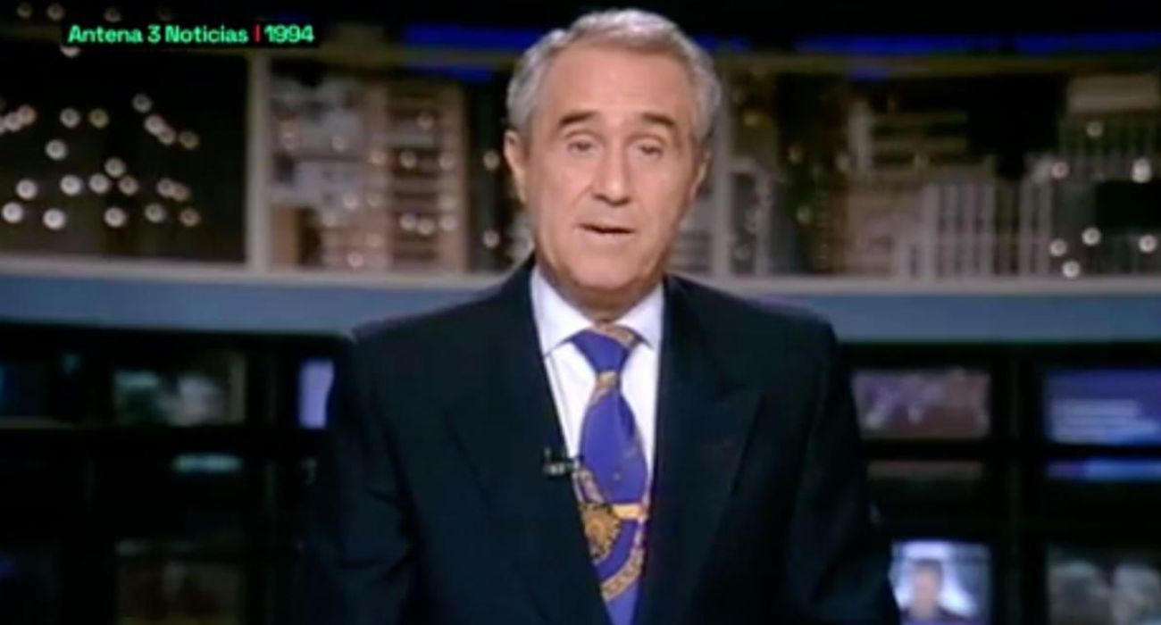 José María Carrascal, presentando un informativo en 'Antena 3'.