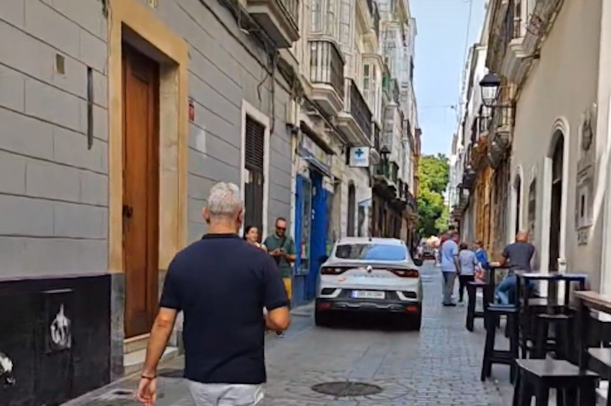La calle Veedor de Cádiz, con un coche pese a estar cerrada al tráfico, en una imagen publicada en redes sociales este verano.