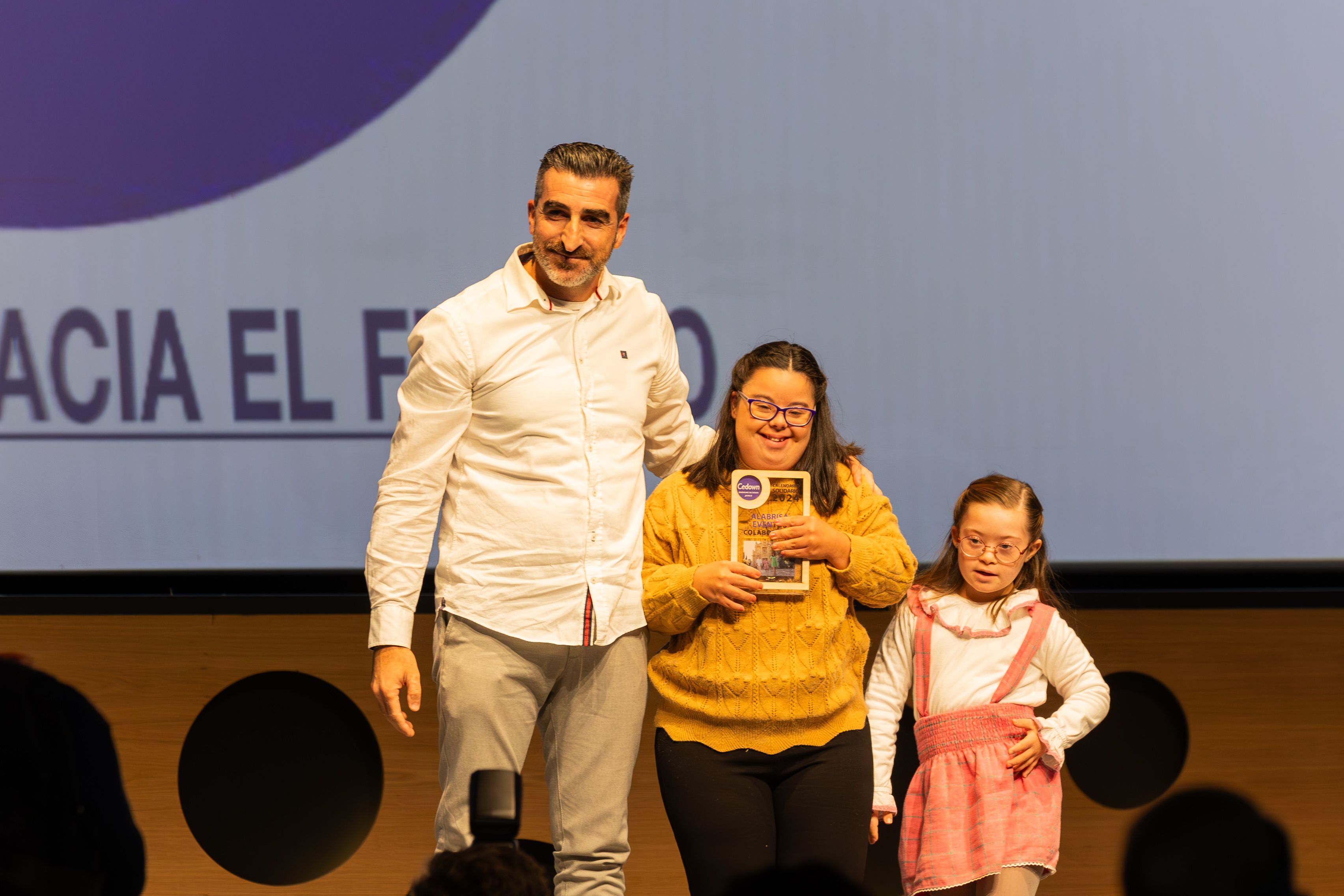 Los jóvenes subieron al escenario de la sala.