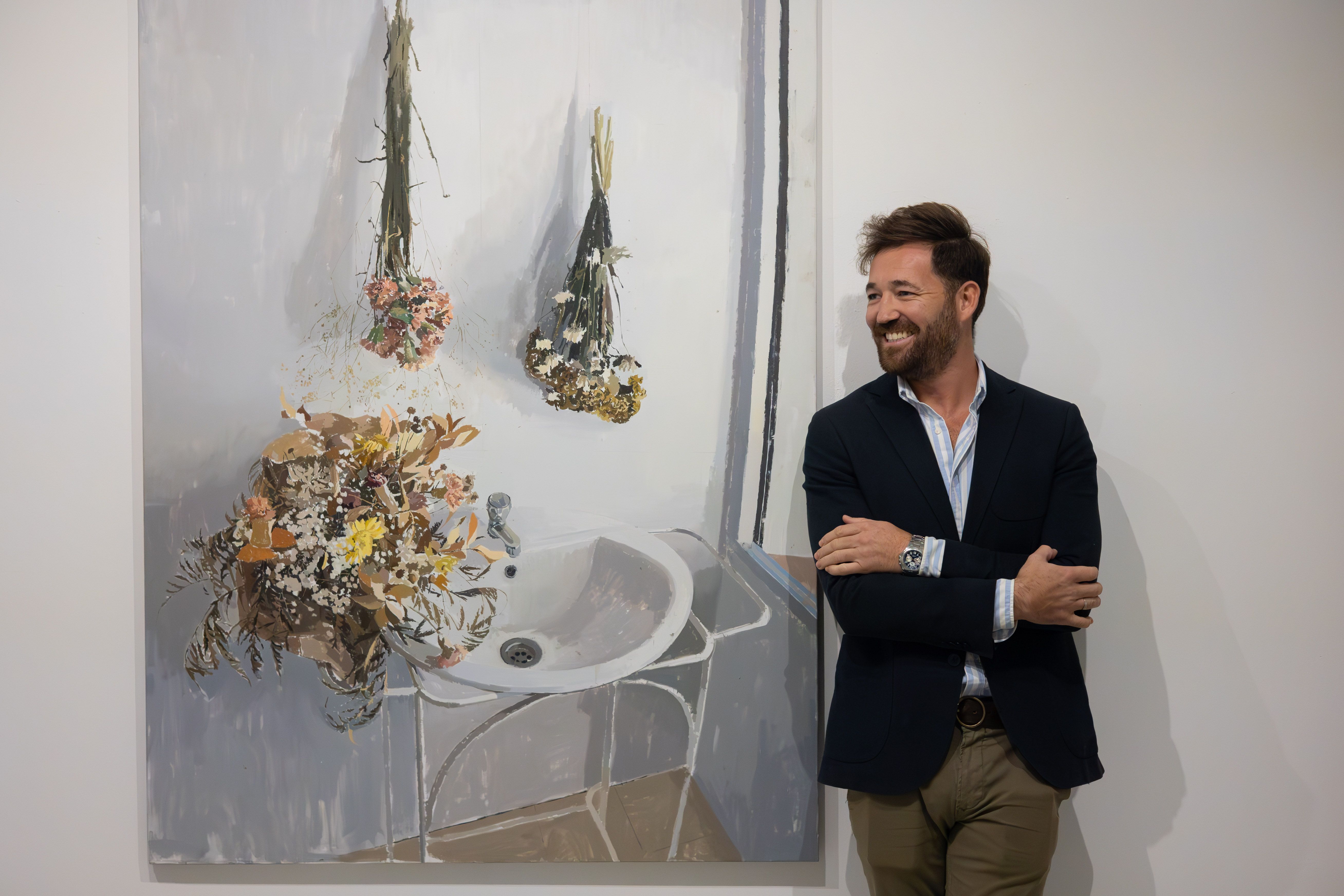 Lara junto a una de las creaciones expuestas en la Sala Pescadería Vieja. MANU GARCÍA