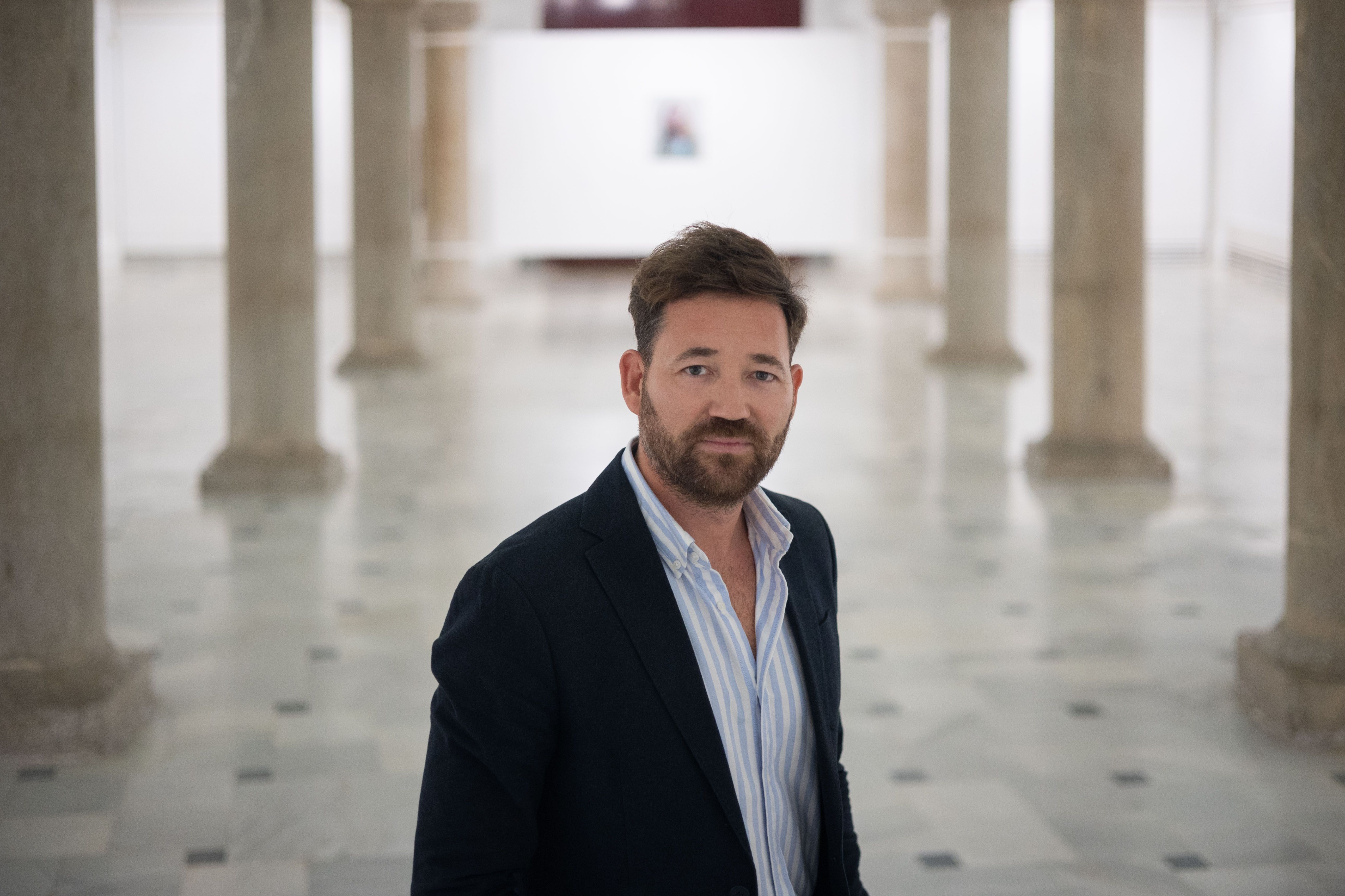 El artista Antonio Lara, tras la entrevista.