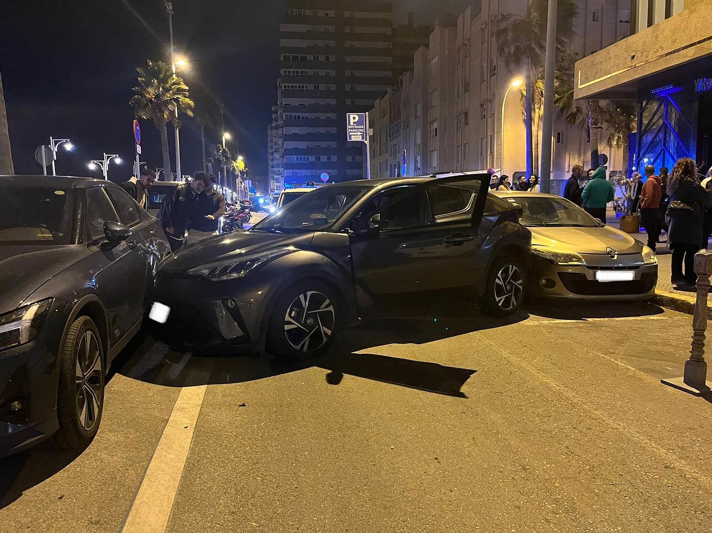 Un joven estampa su coche contra otros dos que estaban aparcados en Cádiz.
