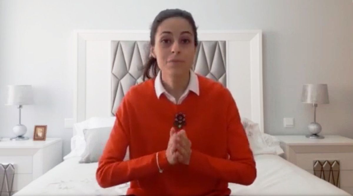 Sara María Cabello de Alba, la psiquiatra cordobesa que ayuda por 'YouTube', durante uno de sus vídeos.