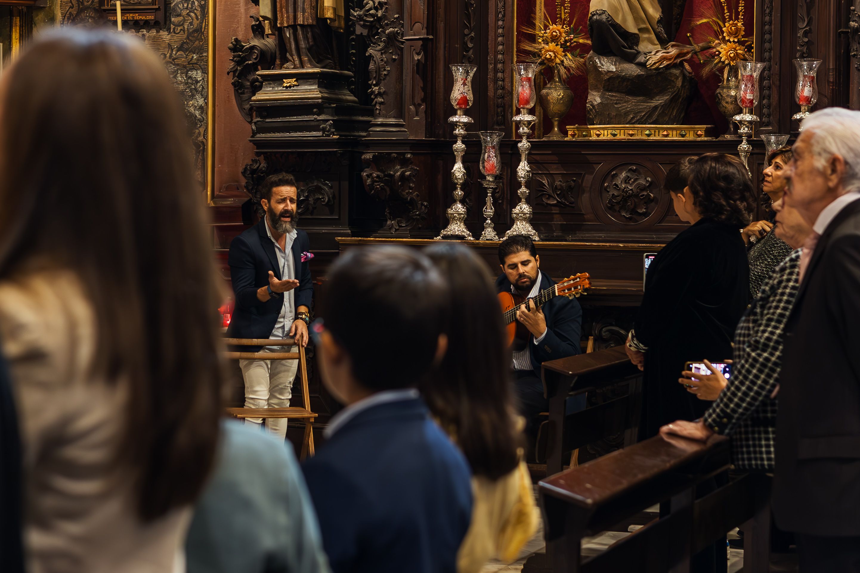 Los Medrano celebran una misa por sus seres queridos.
