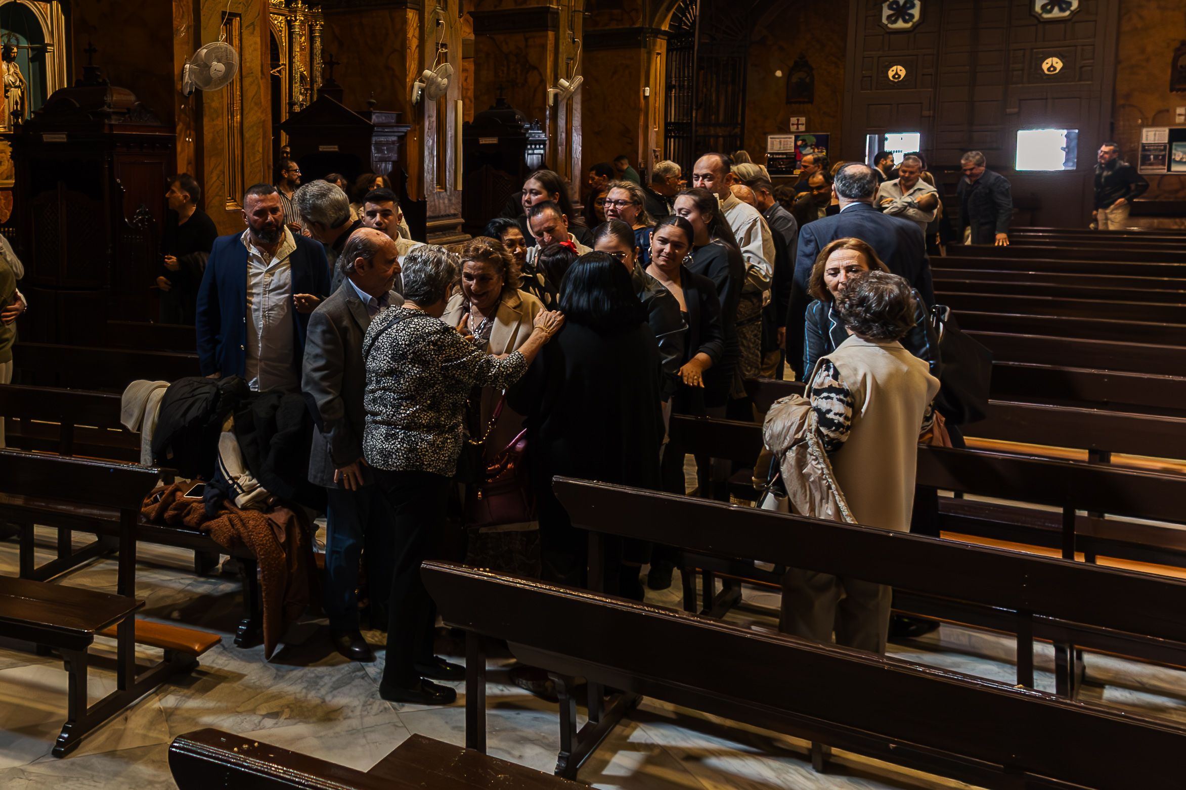 La familia se funde entre saludos.