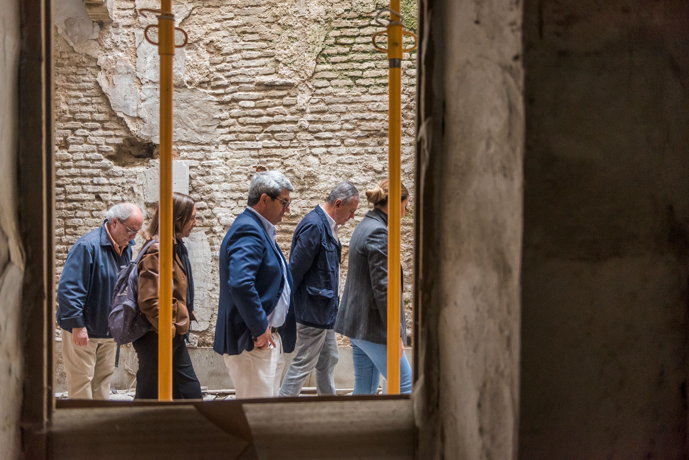 La comitiva municipal y los familiares de Cernuda, este sábado en la presentación del proyecto de recuperación de la casa natal.