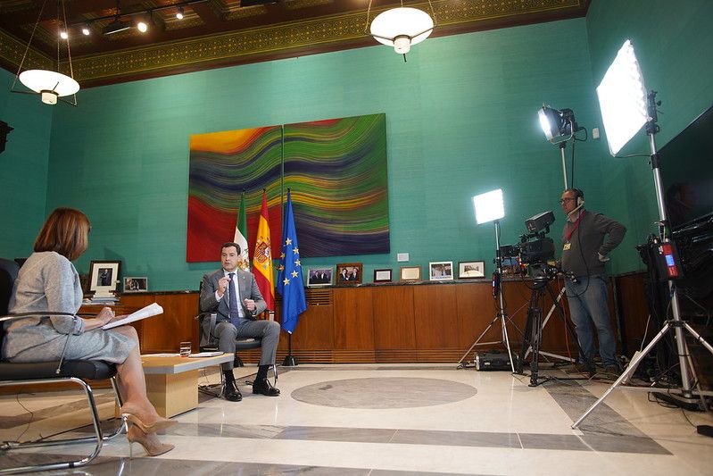Entrevista al presidente Moreno en Canal Sur TV, el pasado 18 de marzo, por la crisis del coronavirus, en el Palacio de San Telmo. FOTO: JUNTA