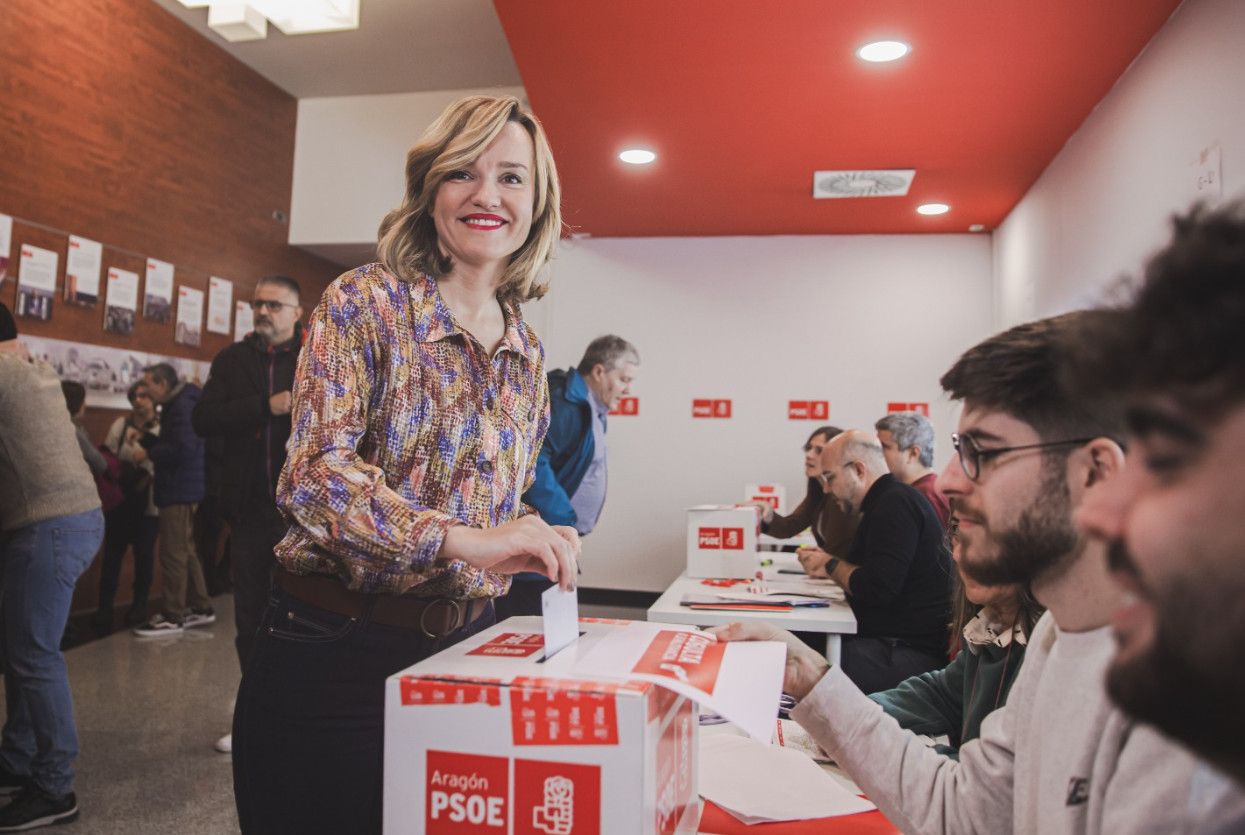 Pilar Alegría, ministra de Educación y Formación Profesional de España, durante la votación del PSOE.