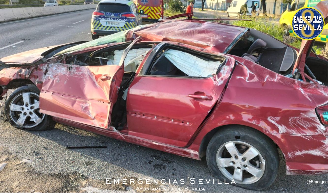 Aparatoso accidente en Ronda Urbana Norte en Sevilla.