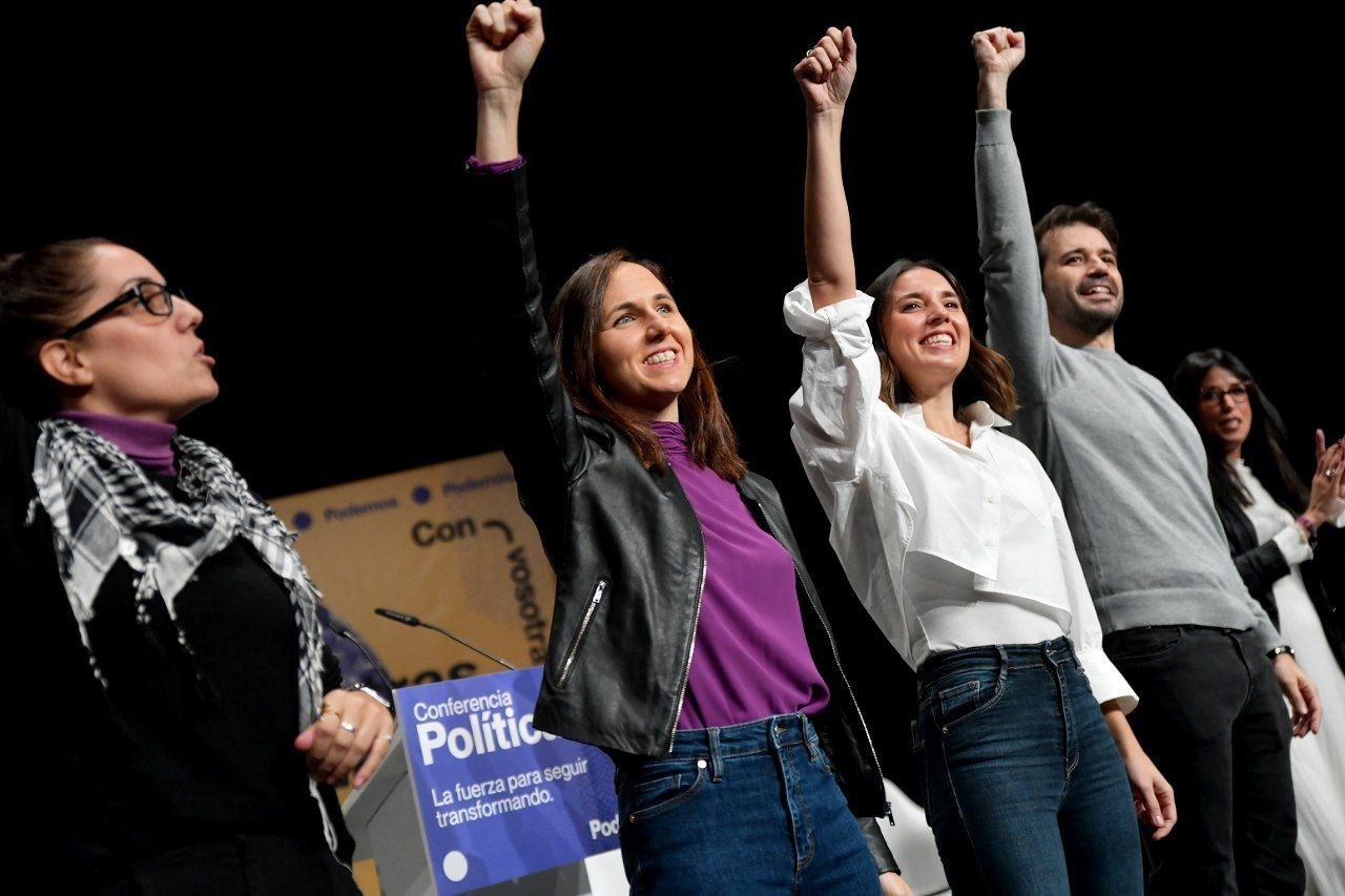 En el centro de la imagen, de la conferencia política de Podemos de este pasado sábado, Ione Belarra e Irene Montero.