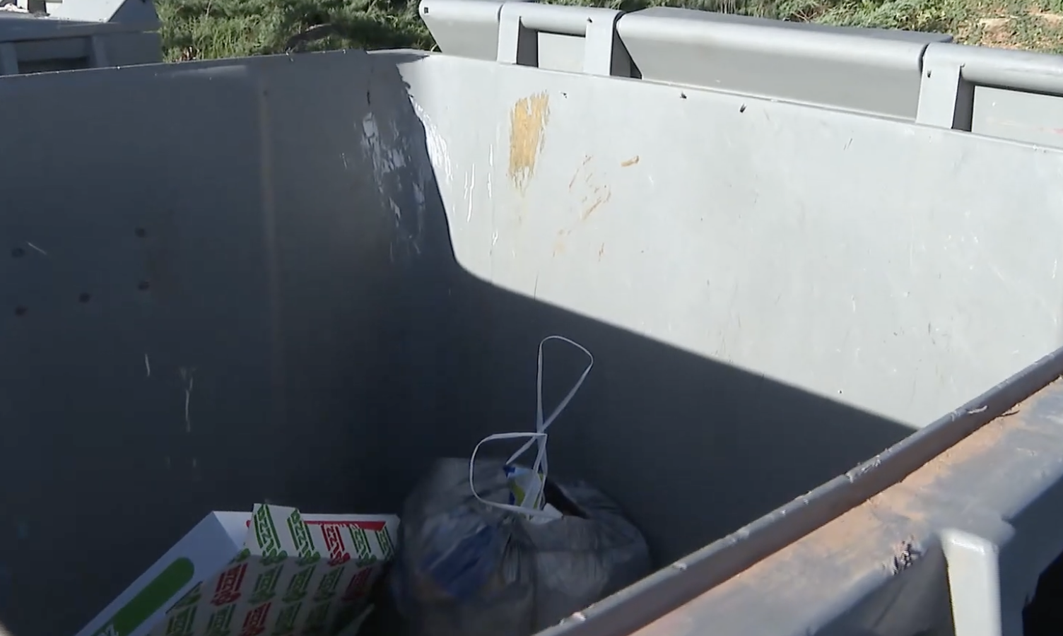Contenedor donde se encontró la bebé en Mallorca, en una imagen de la televisión autonómica de Baleares.