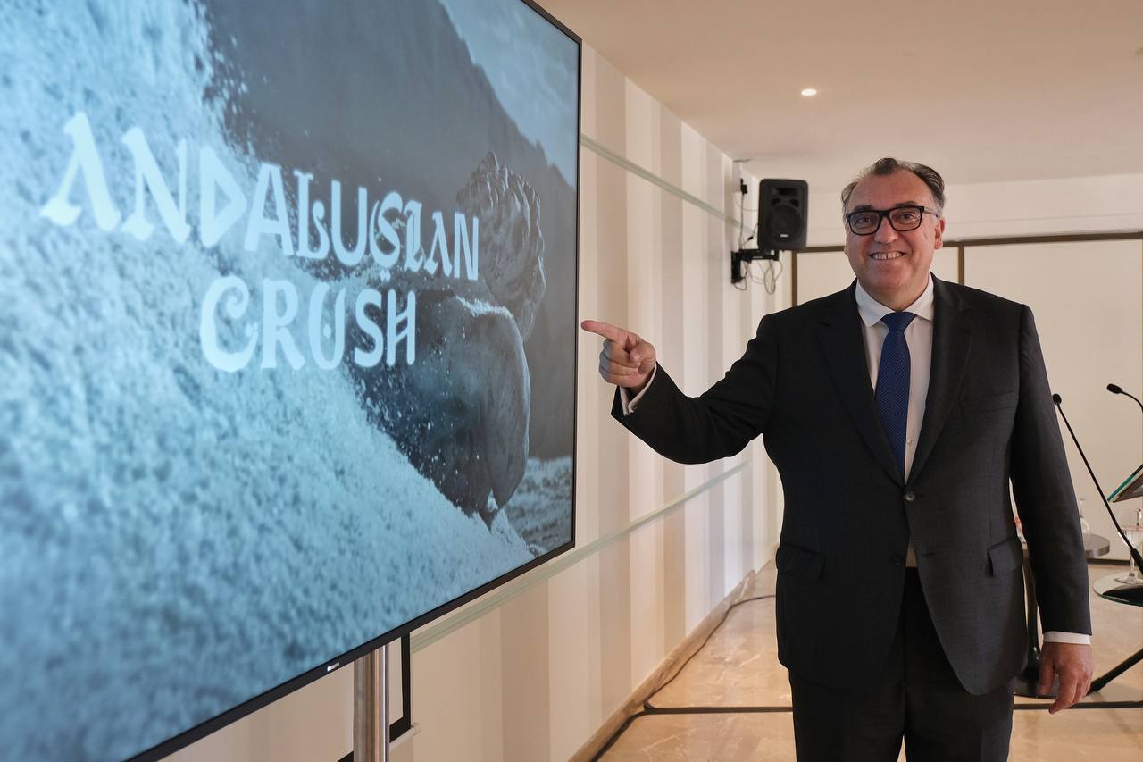El consejero de Turismo de la Junta de Andalucía, Arturo Bernal, junto al spot 'Andalusian crush'.