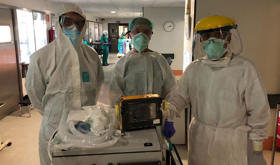 Equipo que ha asistido al paciente del Hospital de Antequera durante la primera prueba clínica del respirador diseñado en Málaga.